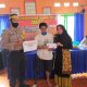 Asdar (Tengah), Penyandang Disabilitas Penerima BLT Dana Desa Warga Desa Siame Kecamtan Palakka. (Foto : Dedy)