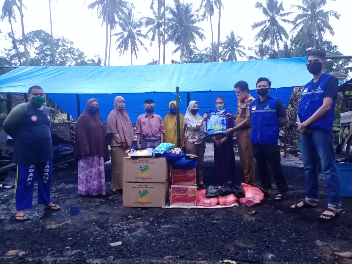 Kepala Dinas Sosial Kabupaten Bone A. Promal Pawi memberikan paket logistik kepada korban kebakaran di Desa Palongki Kecamatan Tellu Siattinge, Senin 15 Juni 2020.