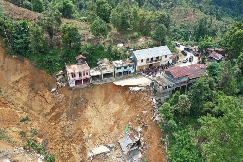 Kondisi Longsor di Palopo yang menyebabkan jalan Palopo-Toraja terputus. (net)