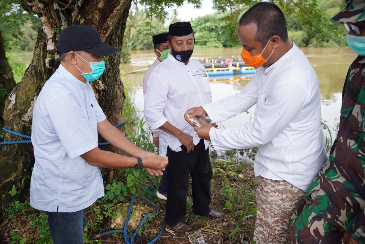 Wakil GUbuner Sulawesi Selatan, Andi Sudirman Sulaiman kembali mengunjungi pilot project pengembangan keramba apung di Desa Uloe Kec. Dua Boccoe, Sabtu,20 Juni 2020. (ist)