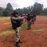 Personil Brimob Bone melepasakan tembakan ke target sasaran saat melakukan latihan tembak di Lapangan Tembak Desa Wollangi, Kec. Barebbo, Senin 25