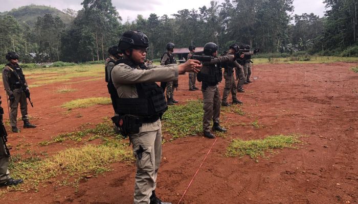 Personil Brimob Bone Bersenjata Lengkap Lepaskan Tembakan ke Arah Target di Wollangi
