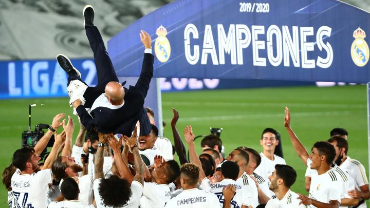 Para pemain Real Madrid mengangkat pelatih mereka, Zinedine Zidane saat merayakan gelar juara Liga Spanyol di Stadion Alfredo Di Stefano, Spanyol, 16 Juli 2020. Lewat kemenangan itu, Real Madrid mengoleksi 86 poin di puncak klasemen atau unggul tujuh poin atas Barcelona (79). REUTERS/Sergio Perez