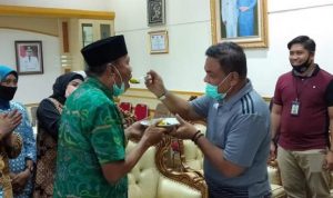 Rayakan Ulang Tahun ke 61, Bupati Bone Suapi Wakil Bupati Bone