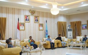 Bupati Bone A. Fahsar Mahdin Padjalangi memimpin rapat persiapan penyaluran bantuan di wilayah Bone Utara yang kini dilanda banjir dan kegiatan Peduli Masamba di Rujab Bupati Bone, Minggu 19 Juli 2020, malam. ( Foto : Humas dan Protokol Setda Bone)