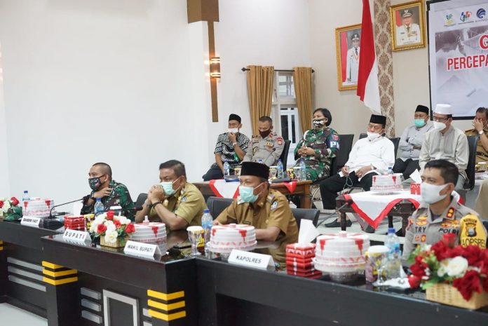 Bupati Bone A. Fahsar M. Padjalangi didampingi Wakil Bupati Bone Ambo Dalle, dan unsur pimpinan Forkopimda mengikuti vicom dengan Panglima TNI dan Kapolri yang sedang melakukann kunjungan kerja di Makassar dalam rangka percepatan penangan COVID-19, Jumat 10 Juli 2020.