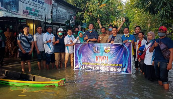 KNPI Bone Rela Terobos Banjir untuk Salurkan Bantuan di Dua Boccoe