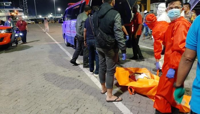 Diduga Habis Berhubungan Intim, Sopir dan Penumpang Travel Tewas Telanjang dalam Mobil
