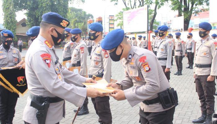 Berprestasi, Kapolda Sulsel Ganjar Penghargaan 11 Personel Batalyon C Pelopor