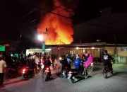 Kebakaran Hebat Terjadi di Jalan Sukawati, 4 Unit Mobil Damkar Dikerahkan di Lokasi