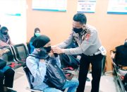 Aksi Kanit Regident Polres Bone Bagi-bagi Masker Sambut HUT Lantas
