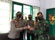 Kado Spesial Kapolres Bone Kepada Danrem 141 dan Dandim 1407 Bone di HUT TNI ke-75