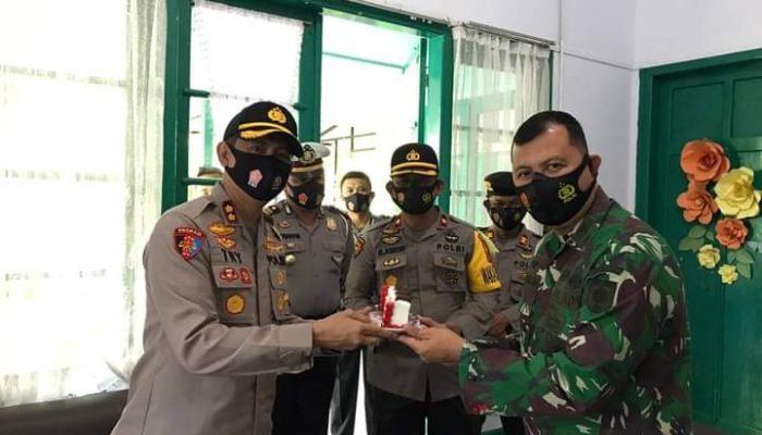 Kado Spesial Kapolres Bone Kepada Danrem 141 dan Dandim 1407 Bone di HUT TNI ke-75