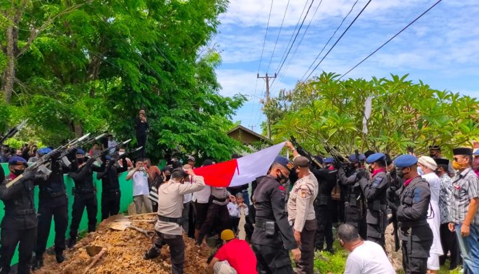 Tembakan Salvo Personel Batalyon C Pelopor Iringi Pemakaman Ipda ( Purn) Andi Firdaus Makmur