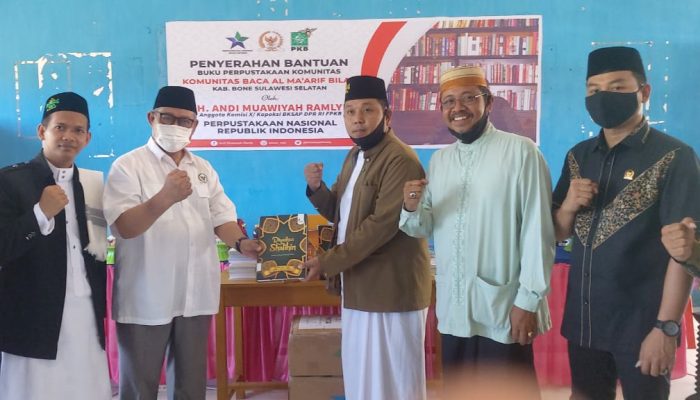 Amure Serahkan 500 Examplar Buku ke Ponpes Al-Ma’arif Bilae