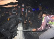 Pasca Demo Ricuh Depan UNM Makassar, Danyon C Pelopor Dibantu Warga Buka Blokade Jalan