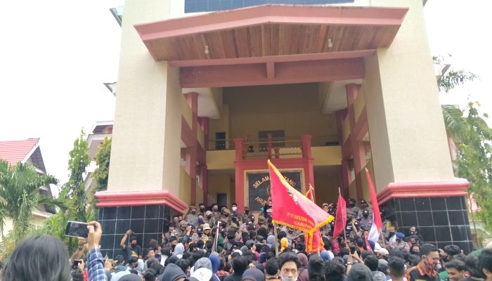 Video Detik-Detik Ricuh Demo Tolak UU Cipta Kerja di DPRD Bone
