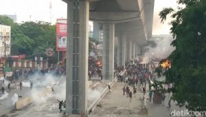 Demo Tolak Omnibus Law di Makassar Ricuh, Massa dengan Polisi Saling Serang