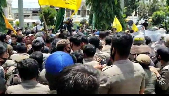 Demo Evaluasi Kinerja Tafaddal Jilid II Ricuh, 3 Mahasiswa Terluka Parah