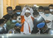 Kenakan Rompi Oranye dan Tangan Diikat, HRS Resmi Ditahan