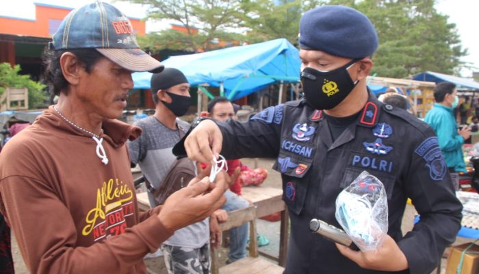 Sinergitas Brimob Bone Bersama DPD JOIN Bone Bagikan Masker Gratis Ke Warga