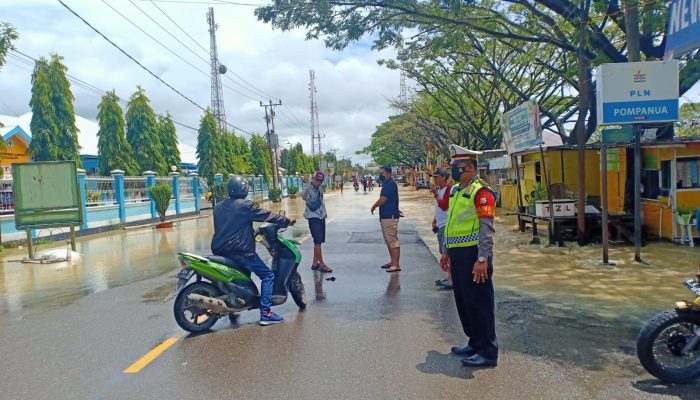 Ruas Jalan Nasional di Ajangale Tergenang, Satlantas Polres Bone Atur Lalu Lintas
