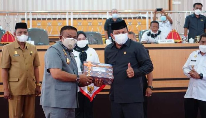 Rapat Paripurna, Bupati Bone Serahkan Dua Ranperda APBD ke DPRD Bone