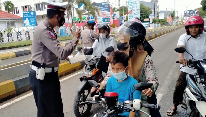 Hari ke-13 Operasi Patuh, Satlantas Polres Bone Bagikan 500 Masker