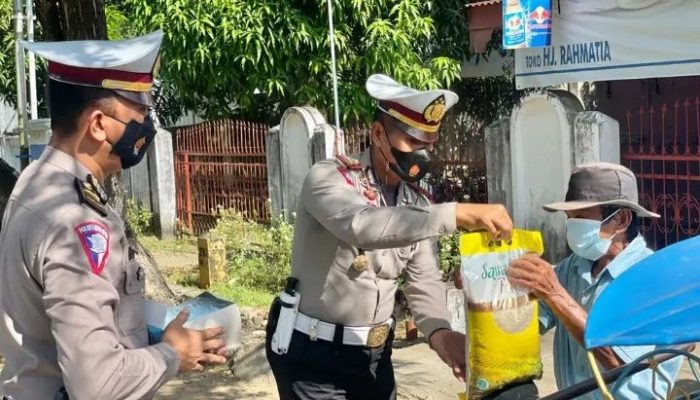 Sasar Kaum Duafa, Satlantas Polres Bone Bagikan Bansos