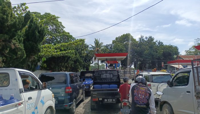BBM Langka, Antrian Panjang Kendaraan di SPBU Bone Kembali Terjadi