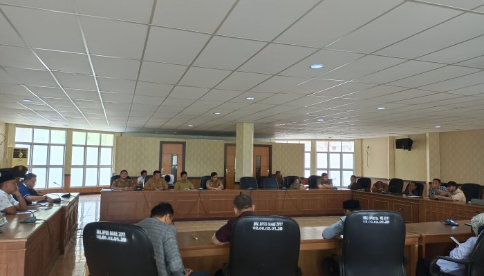 Tuntut Pokir DPRD Dipulihkan, Ketua Fraksi Gerindra Bustanil Arifin Geram dan Banting Mikrofon