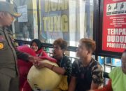 Satpol PP Bone Tertibkan Badut dan Anjal Pengemis di Traffic Light