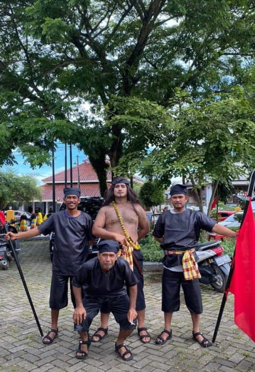 Peserta Karnaval dari Kecamatan Palakka. Nampak peserta menampilkan sosok Raja Bone ke-15 Latenri Tatta Arung Palakka yang dijuluki Raja Bugis. (ist)