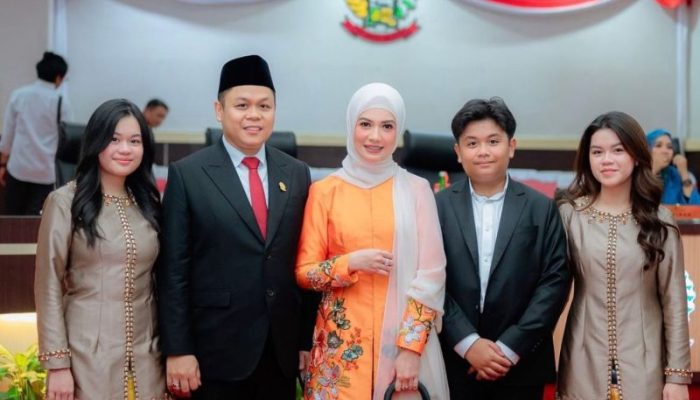 Intip Momen Keharmonisan Keluarga Yasir Machmud di Pelantikan Anggota DPRD Sulsel