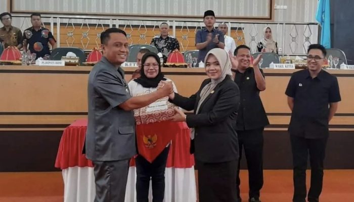 Pj Bupati Serahkan Ranperda APBD Tahun Anggaran 2025 ke Ketua DPRD Bone