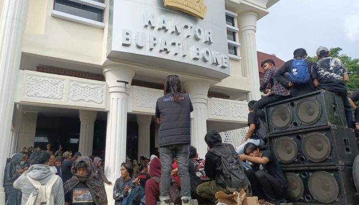 Mahasiswa Pendemo Duduki Kantor Bupati Bone di Hari Pelantikan Andi Asman dan Andi Akmal sebagai Bupati dan Wakil Bupati Bone
