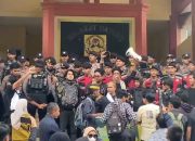 Empat Jam Demo Dikantor DPRD Bone, Mahasiswa Terlibat Aksi Saling Dorong dengan Polisi