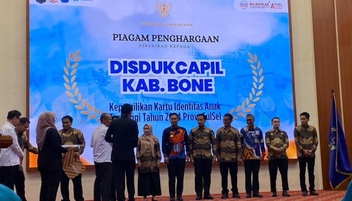 Tertinggi Capaian KIA se-Sulsel, Kadisdukcapil Bone Raih Penghargaan dari Gubernur 