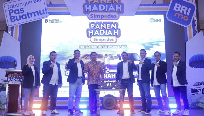Irawati dan Suardi Bawa Pulang Mobil Hadiah Utama Simpedes BRI Watampone