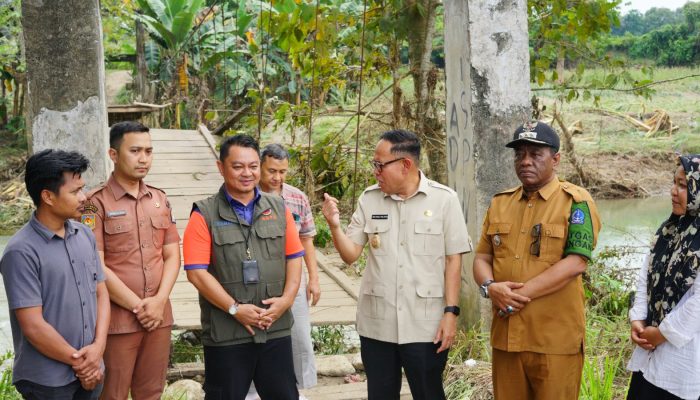 Wabup Bone Pantau Langsung Jembatan Ambruk di Palakka yang Dihantam Banjir