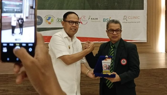 Hadir di Pelantikan IDI Bone, Andi Akmal Janji Pemkab Bone Siapkan Beasiswa Dokter Spesialis
