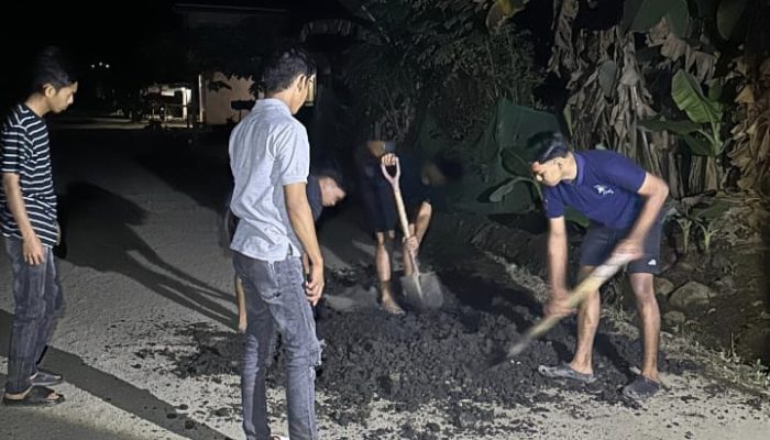 Menginspirasi, Dua Anak Muda di Bone Perbaiki Jalan Rusak Sepanjang 7 KM Pakai Uang Pribadi