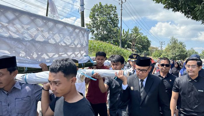 Wabup Andi Akmal Turut Gotong Jenasah Camat Palakka Andi Timbang Terima ke Peristirahatan Terakhir