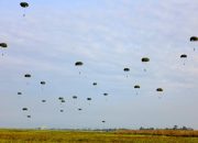 Ratusan Prajurit Kostrad ‘Serbu’ Langit Bone