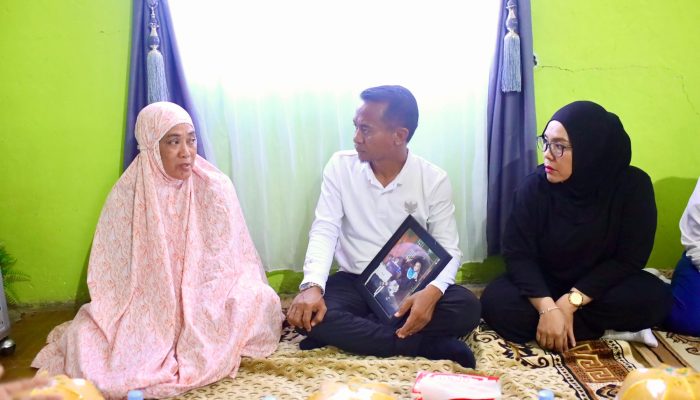 Air Mata Ibu Sarinawati Pecah Saat Disambangi Bupati Bone di Rumah Duka