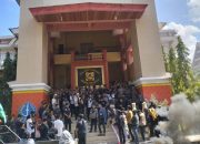 Kaca Ruang Paripurna Pecah, Massa HMI Bone Geruduk DPRD Tolak Kenaikan PBB-P2