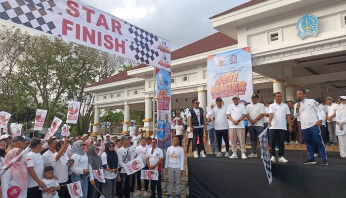 Gubernur Sulsel Lepas Peserta Gerak Jalan Sehat di Bone, Warga Antusias Rebut Door Prize