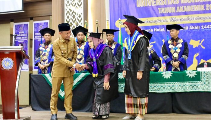 Bupati Andi Asman Serahkan Bantuan Rp 24 Juta untuk Mahasiswa Lulusan Terbaik dan Kurang Mampu di Wisuda UNIM