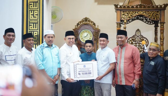 Safari Ramadan 1447 H, Wabup Bone Salurkan Bantuan untuk Masjid Achmad Yani