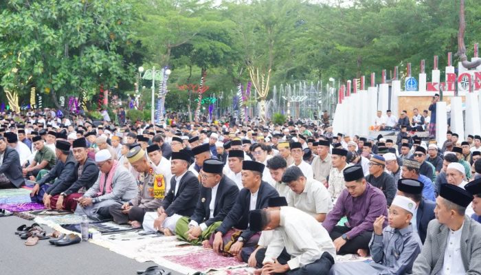 Bupati dan Wabup Bone Salat Id Bersama Ribuan Warga di Lapangan Merdeka